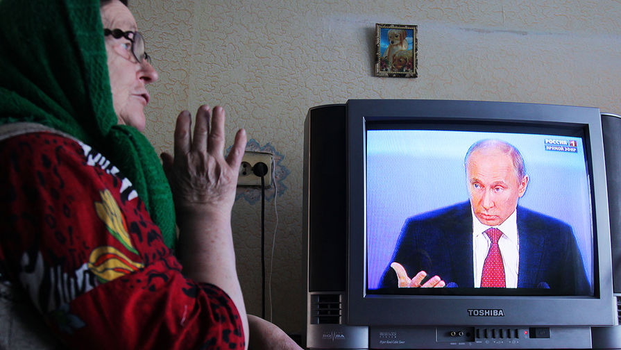 Жительница деревни в Омской области во время пресс-конференции президента России Владимира Путина, 2012 год