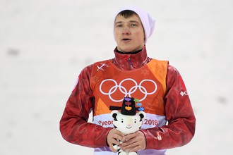 Илья Буров (Россия) занявший третье место в финале лыжной акробатики
