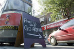 Знак на одной из улиц Торонто, говорящий о том, что трамваи не ходят из-за отключения электричества, 14 августа 2003 года