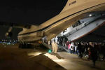 Эвакуированные граждане России поднимаются на борт самолета ВКС РФ в Ухане, 4 февраля 2020 года