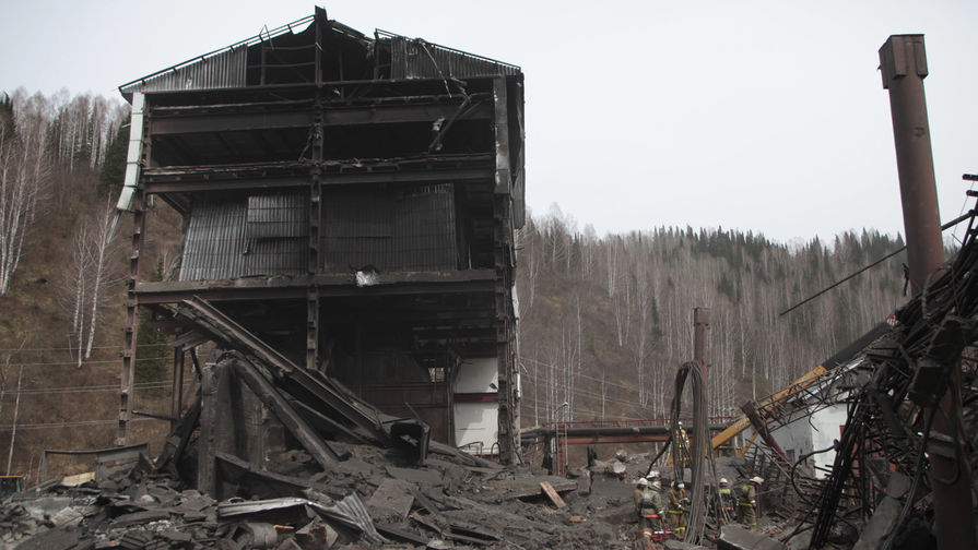 На&nbsp;территории шахты «Распадская», где произошли взрывы, 10 мая 2010 года