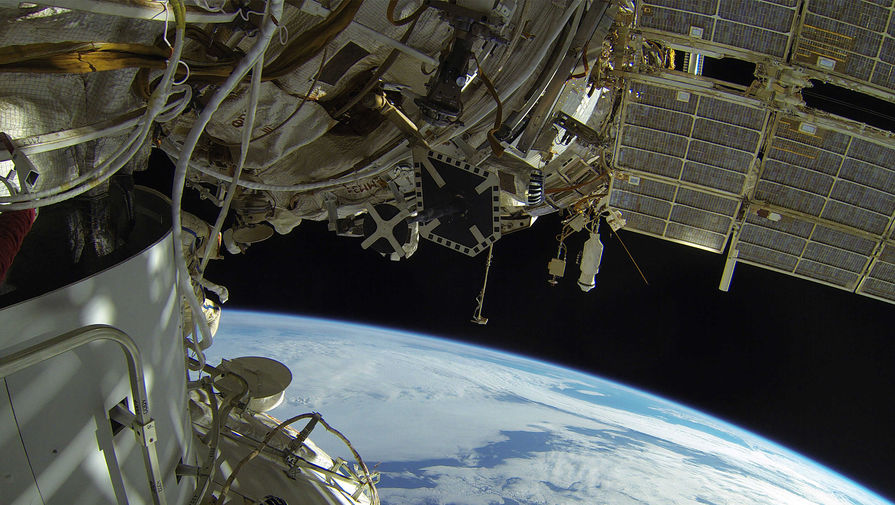 Роскосмос: Прокопьев и Петелин не выйдут в космос из-за проблем со скафандром