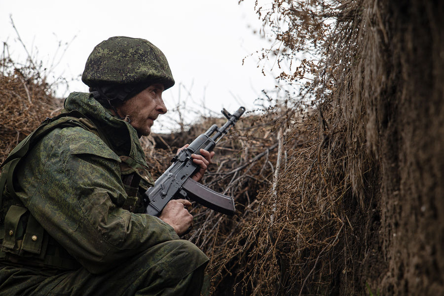 Военнослужащий Народной милиции ЛНР в&nbsp;окопе на&nbsp;позиции близи Славяносербска