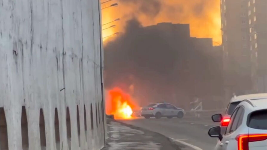 В Москве на Волоколамском шоссе загорелась машина