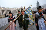Баварцы на площади Святого Петра в день похорон бывшего папы Бенедикта XVI в Ватикане, 5 января 2023 года.
