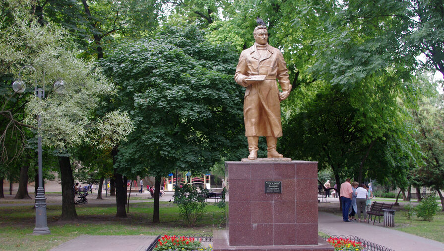В Киеве демонтируют памятник Чкалову