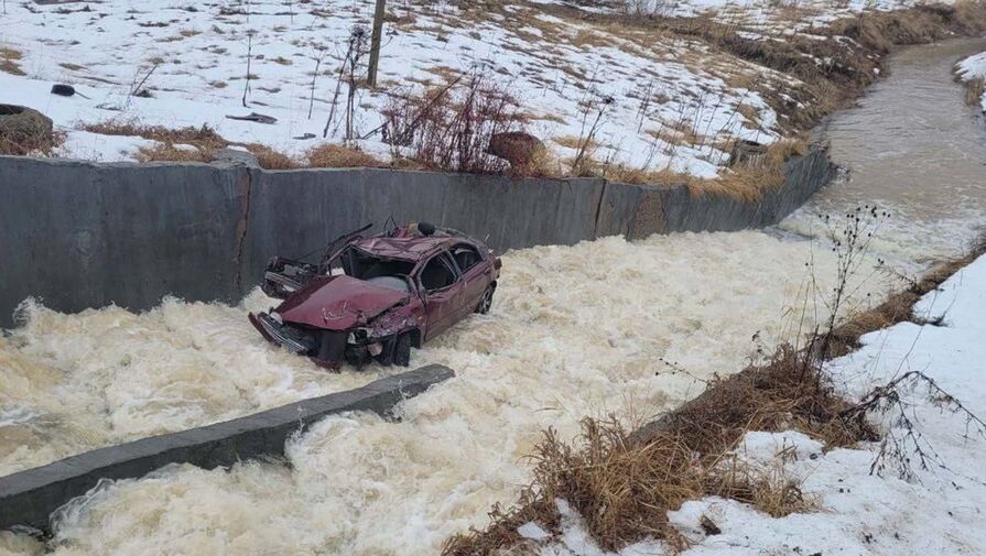 В Чувашии автомобиль вылетел в сливное сооружение плотины