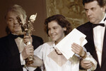 Актриса Наталья Негода получает Национальную кинематографическую премию «Ника» за лучшую женскую роль в фильме «Маленькая Вера», 1989 год