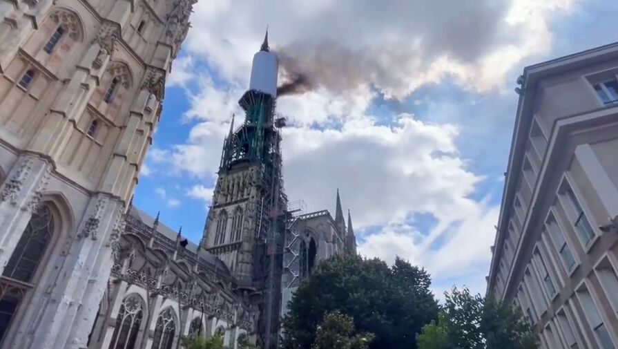 Во Франции загорелся шпиль знаменитого Руанского собора. Что известно