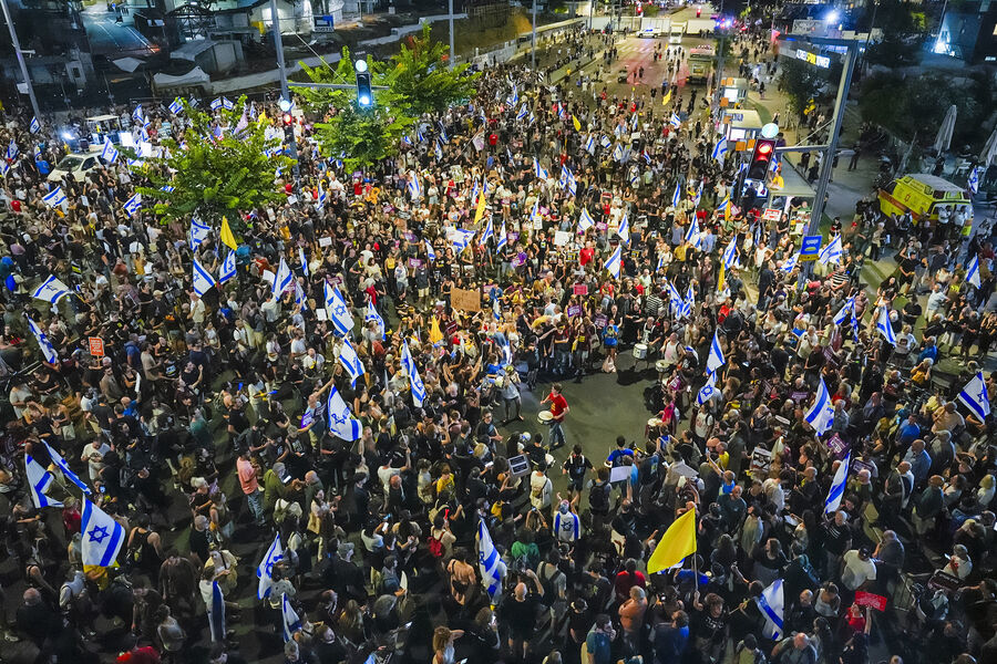 Протестующие участвуют в&nbsp;митинге с&nbsp;требованием заключить соглашение о&nbsp;прекращении огня и немедленно освободить заложников, удерживаемых ХАМАС в&nbsp;секторе Газа.
<br>
<br>Иерусалим, Израиль. 3&nbsp;сентября 2024&nbsp;г.
