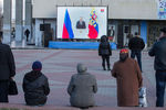 Жители Симферополя смотрят трансляцию ежегодного послания президента РФ В. Путина Федеральному собранию РФ