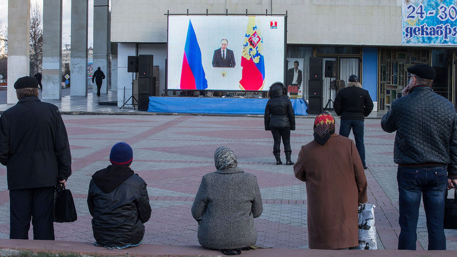 Жители Симферополя смотрят трансляцию ежегодного послания президента РФ В. Путина Федеральному собранию РФ