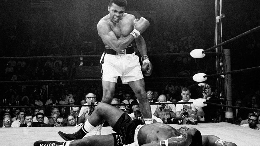 Чемпион мира в&nbsp;супертяжелом весе Мохаммед Али во время боя с&nbsp;Сонни Листоном, 25 мая 1965 года 