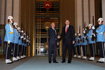 Президент РФ Владимир Путин и президент Турции Реджеп Тайип Эрдоган (справа) во время встречи у дворца президента Турецкой Республики в Анкаре