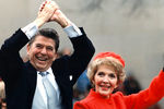 На церемонии инаугурации президента Рейгана в январе 1981 года Нэнси Рейган предстала в огненно-красном — цвете Республиканской партии, который она особенно любила. Впервые она надела костюм патриотичной расцветки в 1966-м, когда ее муж публично заявил о намерении баллотироваться на пост губернатора Калифорнии. Со временем этот оттенок получил название «рейгановский красный» и стал фирменным цветом Нэнси Рейган. На фото: Рейганы по дороге в Белый дом после инаугурации
