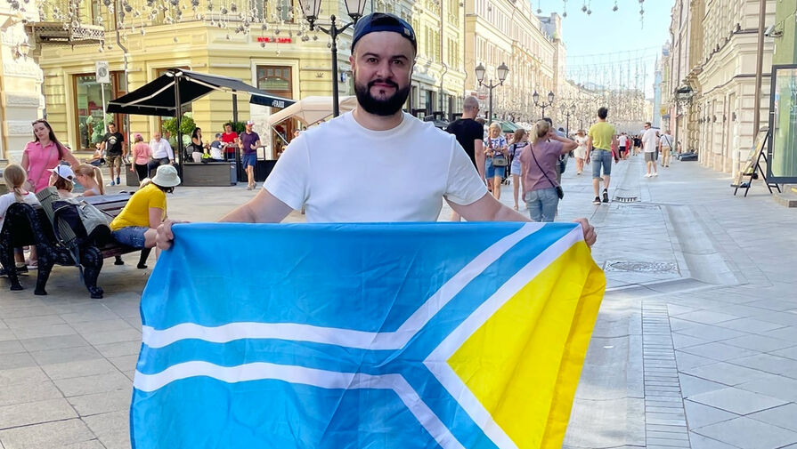 Полицейские запретили депутату из Тувы развернуть на Красной площади сине-желтый флаг региона
