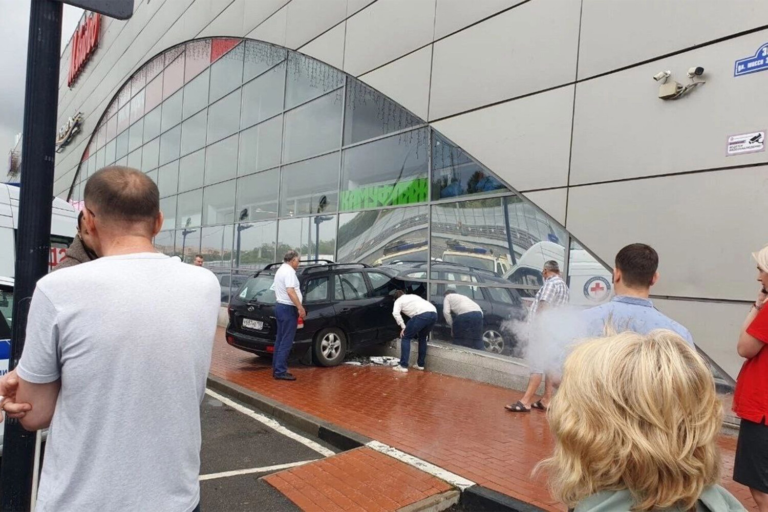 В Балашихе автомобиль протаранил стену ТЦ «Вертикаль» - Газета.Ru | Новости