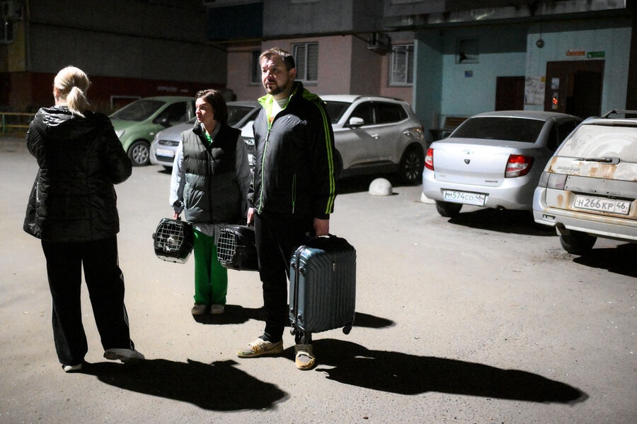 Местные жители у&nbsp;жилого дома, поврежденного в&nbsp;результате атаки БПЛА в&nbsp;Курске, 15&nbsp;апреля 2025&nbsp;года