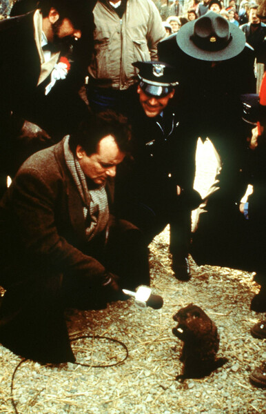 <b>“День сурка” (1993)</b>
<br><br>
Роль самовлюбленного телеведущего Фила Коннорса, который снова и снова проживает один и тот же день в&nbsp;маленьком захолустном городке, стала знаковой в&nbsp;карьере Мюррея.
