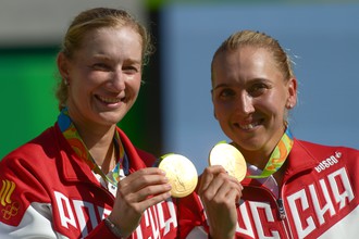 Для Екатерины Макаровой (слева) и Елены Весниной год сложился удачно, но главным событием стала победа на Олимпиаде