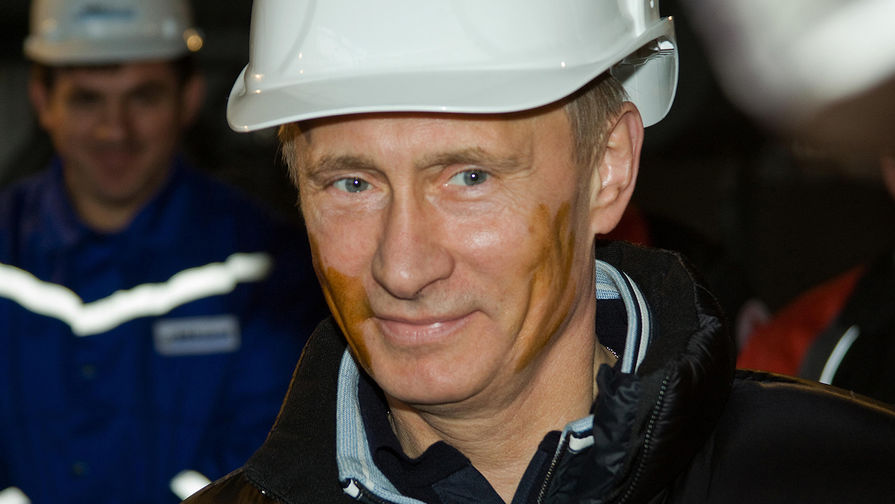 Председатель правительства России Владимир Путин во время посещения стационарной нефтеплатформы в Каспийском море, 2010 год