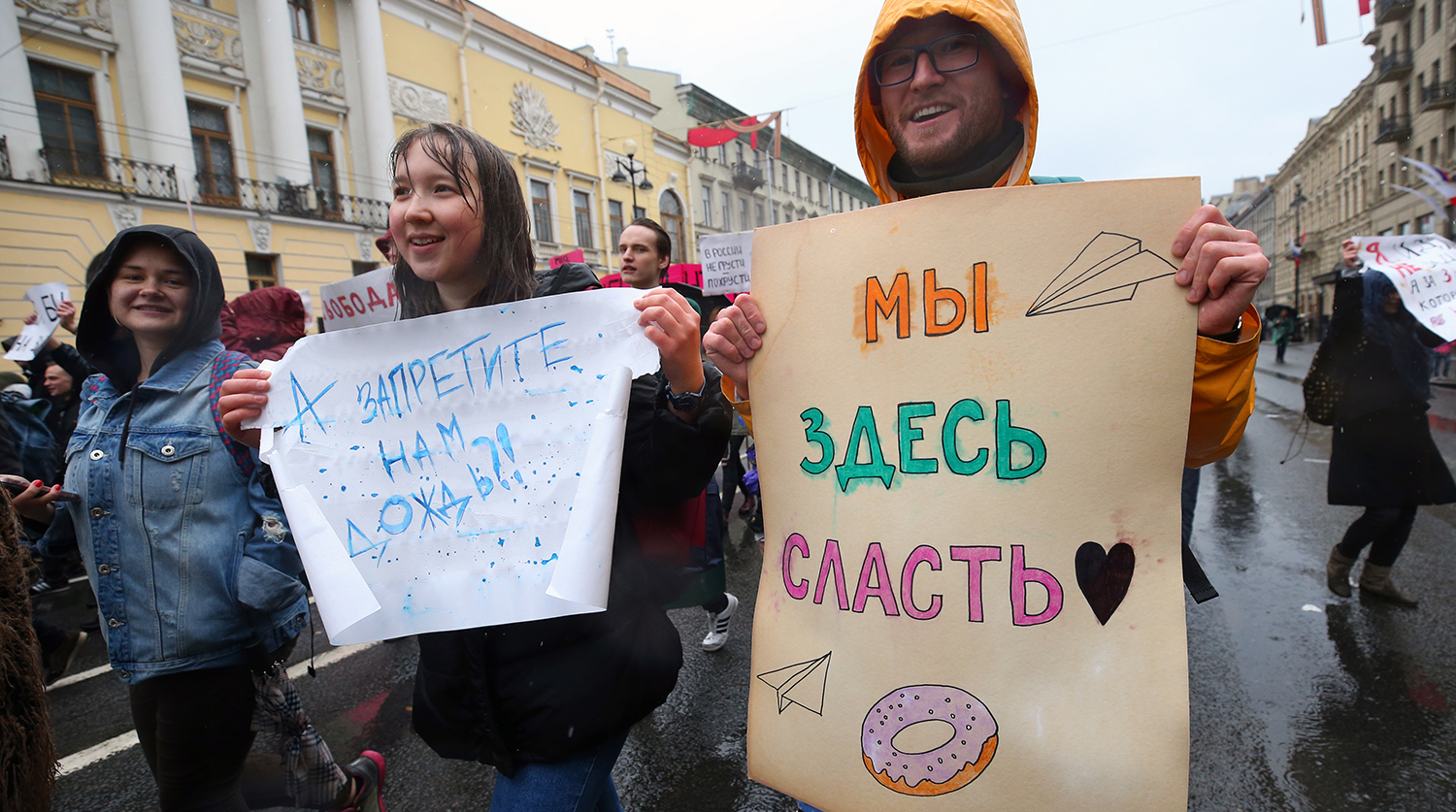 Участники «Монстрации» во время акции в Санкт-Петербурге, 1 мая 2018 года