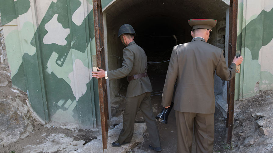 Военнослужащие у входа в шахту для ядерных испытаний №4 на ядерном полигоне Пхунгери на севере КНДР, 24 мая 2018 года