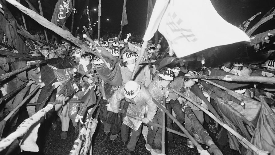 Японские студенты протестуют против условий передачи Окинавы Японии от США, 1971 год