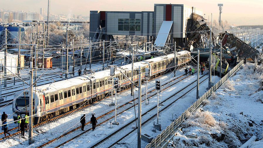 На&nbsp;месте крушения пассажирского поезда на&nbsp;станции в&nbsp;турецкой Анкаре, 13 декабря 2018 года