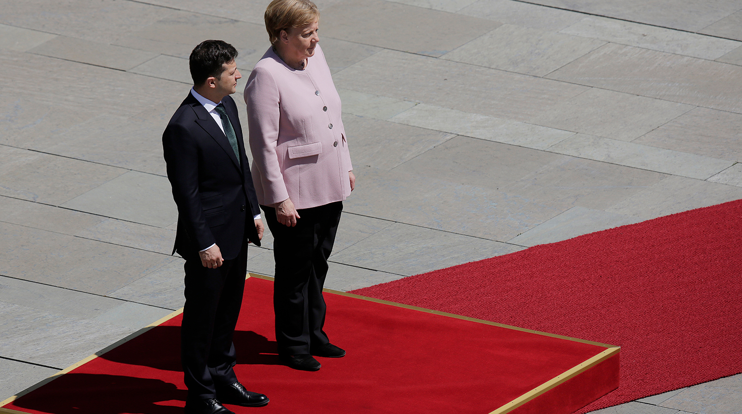 «Тремор или Паркинсон»: что случилось с Меркель на встрече с Зеленским