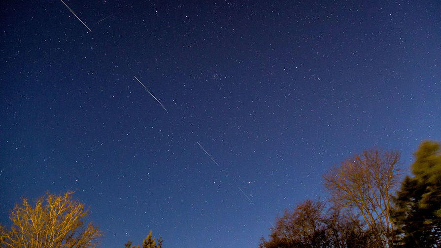 Cпутники связи Starlink компании SpaceX Илона Маска проходят по орбите Земли в небе над городом Свеннборг, Дания, 21 апреля 2020 года
