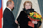 Президент России Владимир Путин вручает орден Почета тренеру Татьяне Тарасовой в Кремле, 2007 год

