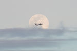 Самолет авиакомпании Ryanair на фоне полной луны, 15 февраля 2022 года