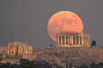 Акрополь и Парфенон на фоне полнолуния в Афинах, 8 ноября 2022 года