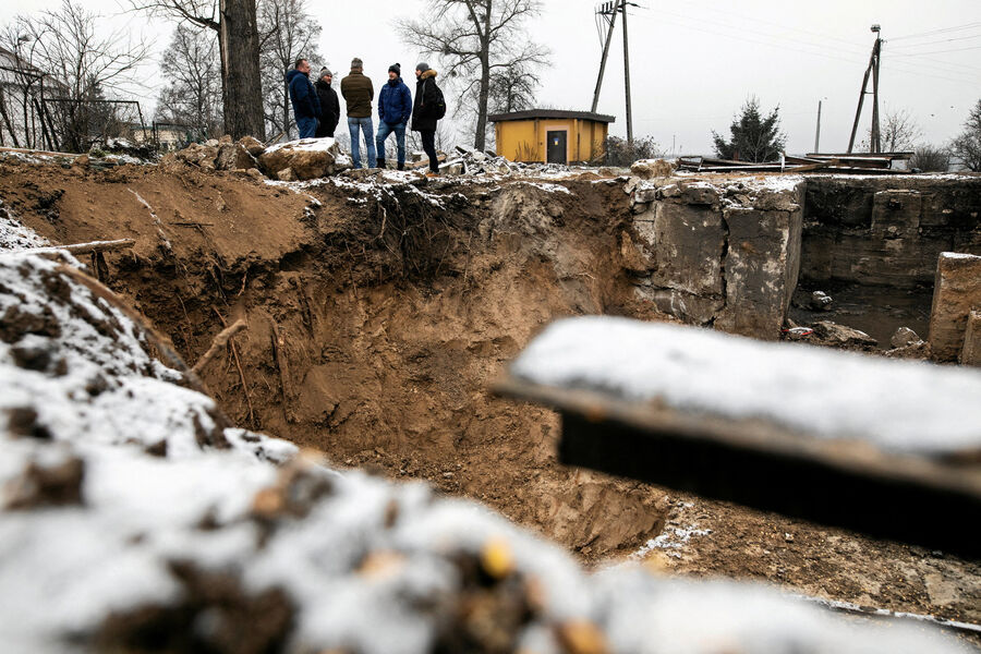 На месте падения ракеты на зерносушилке в селе Пшеводов, Польша, 20 ноября 2022