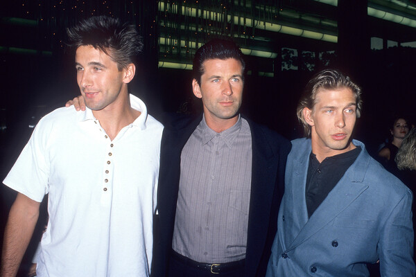Алек Болдуин со своими братьями Уильямом (слева) и Стивеном (справа), 1989&nbsp;год