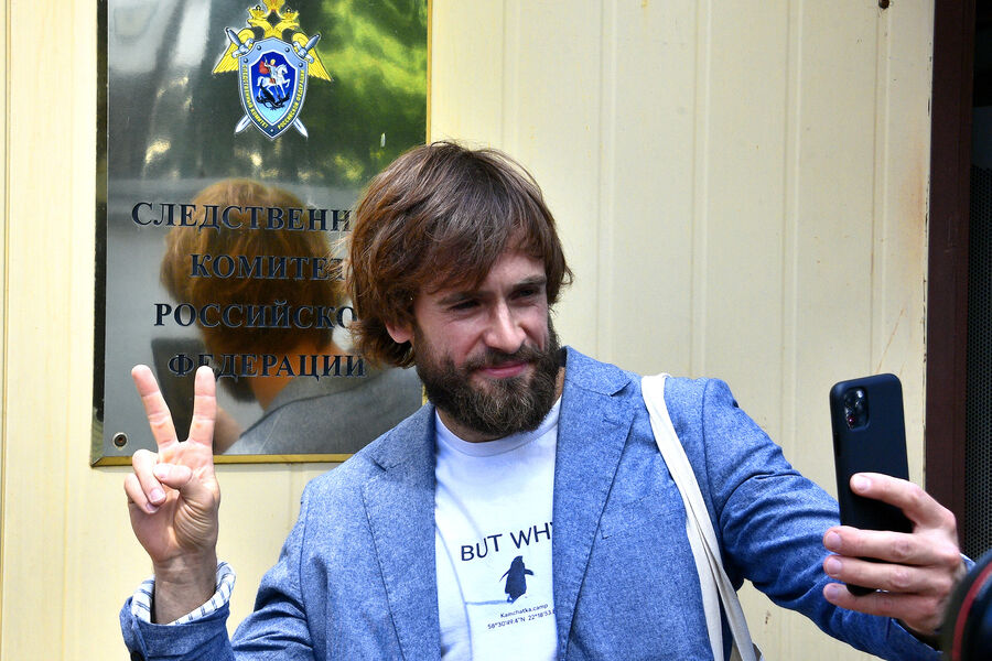 Петр Верзилов (признан в РФ иностранным агентом) перед зданием Следственного комитета РФ в Москве, 2020 год