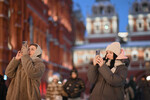 Девушки фотографируют на Красной площади в Москве