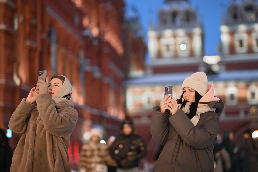 Девушки фотографируют на&nbsp;Красной площади в&nbsp;Москве