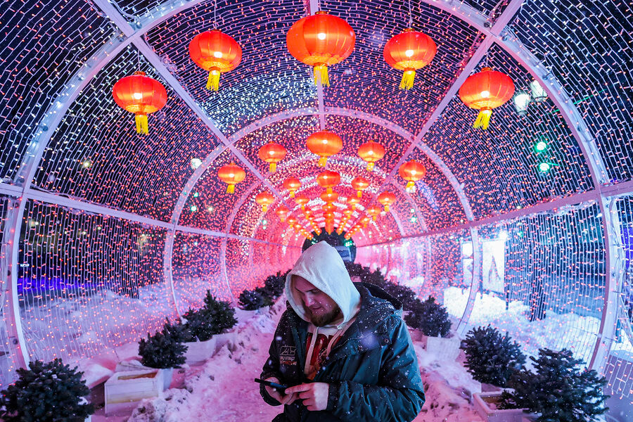 Мужчина на&nbsp;улице города, украшенной в&nbsp;преддверии Нового года по&nbsp;китайскому календарю