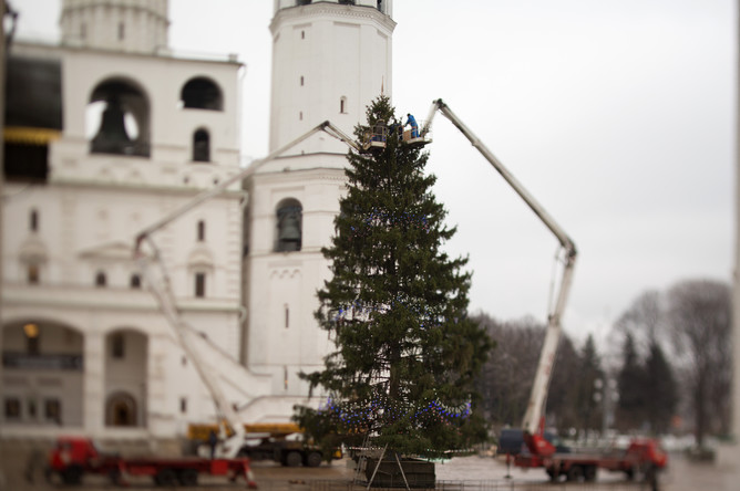 Украшение главной новогодней ели страны в Кремле