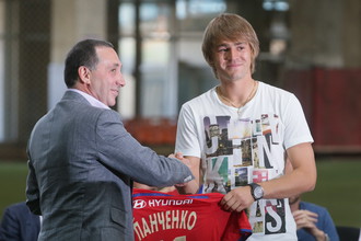 Евгений Гинер (слева) на вручении ЦСКА золотых медалей чемпионата России по футболу представляет новичка команды Кирилла Панченко