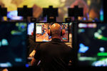 Посетитель играет в «World of Warcraft: Warlords of Draenor» на стенде Blizzard Entertainment на выставке Gamescom в Кельне