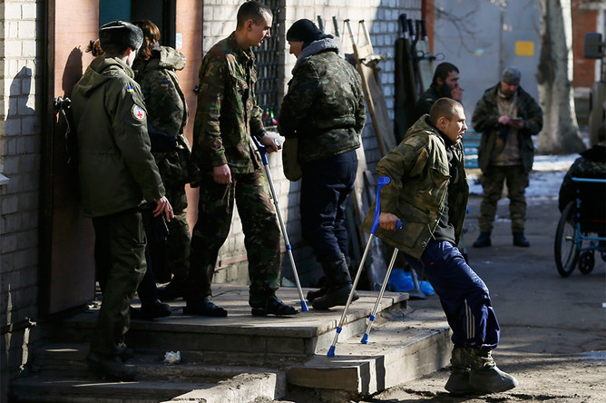 Украинские военнослужащие около больницы в Артемовске