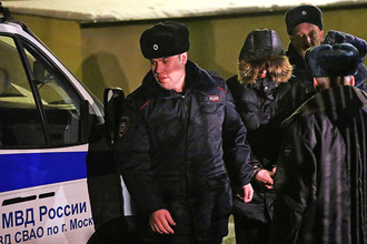 Ученик школы №263 района Отрадное Сергей Гордеев (в центре) после удовлетворения ходатайства следствия об аресте в Басманном суде