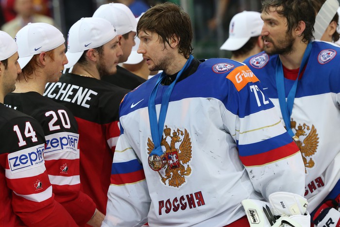 Сергей Бобровский (в центре) нашел в себе силы извиниться перед болельщиками