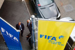 Флаги FIFA перед отелем Marritot, где должна пройти встреча Конфедерации африканского футбола, в Цюрихе