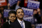 Кандидат в президенты от Демократической партии Барак Обама с женой во время предвыборных мероприятий, 8 января 2008 года
