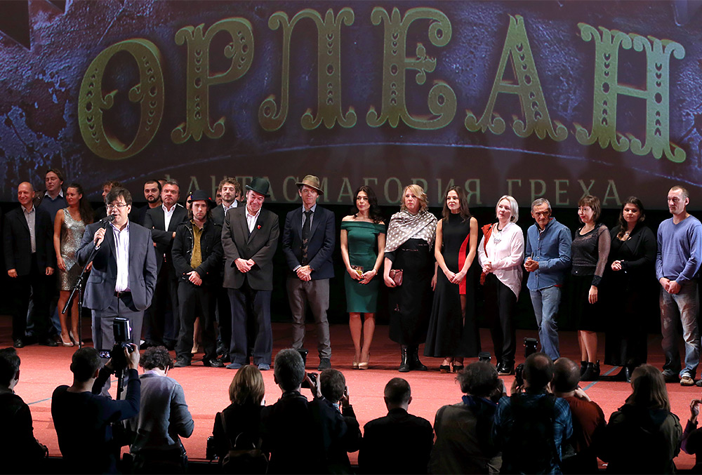 Съемочная группа фильма «Орлеан» во главе с режиссером Андреем Прошкиным (на первом плане слева) на премьере в кинотеатре «Октябрь»