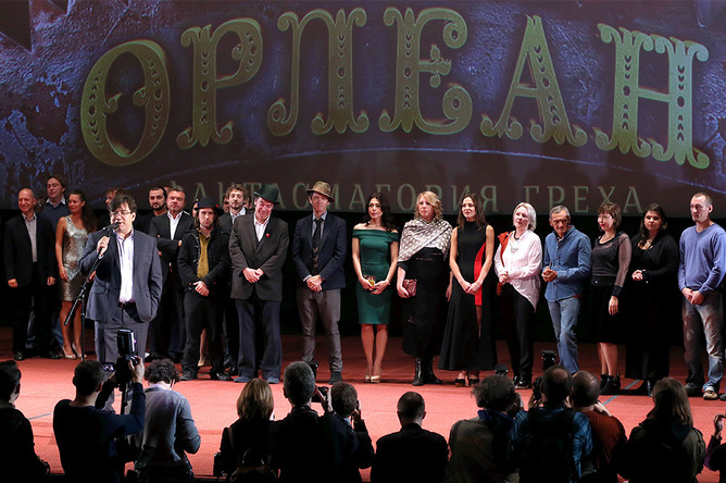 Съемочная группа фильма «Орлеан» во главе с режиссером Андреем Прошкиным (на первом плане слева) на премьере в кинотеатре «Октябрь»